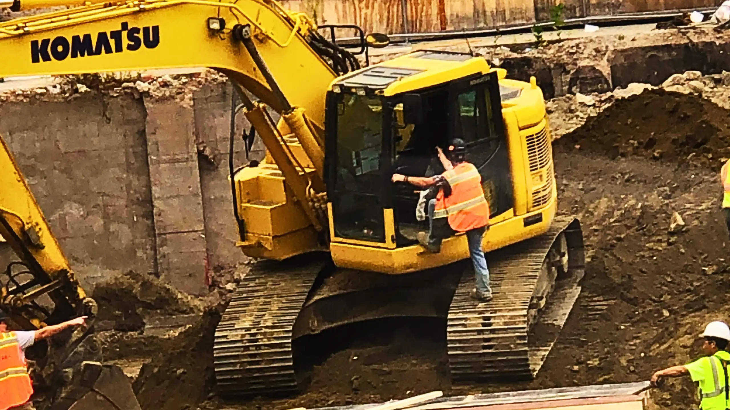 NYC Construction Continues to Be One of The Most Hazardous Occupations 1 Yellow truck and a laborer.