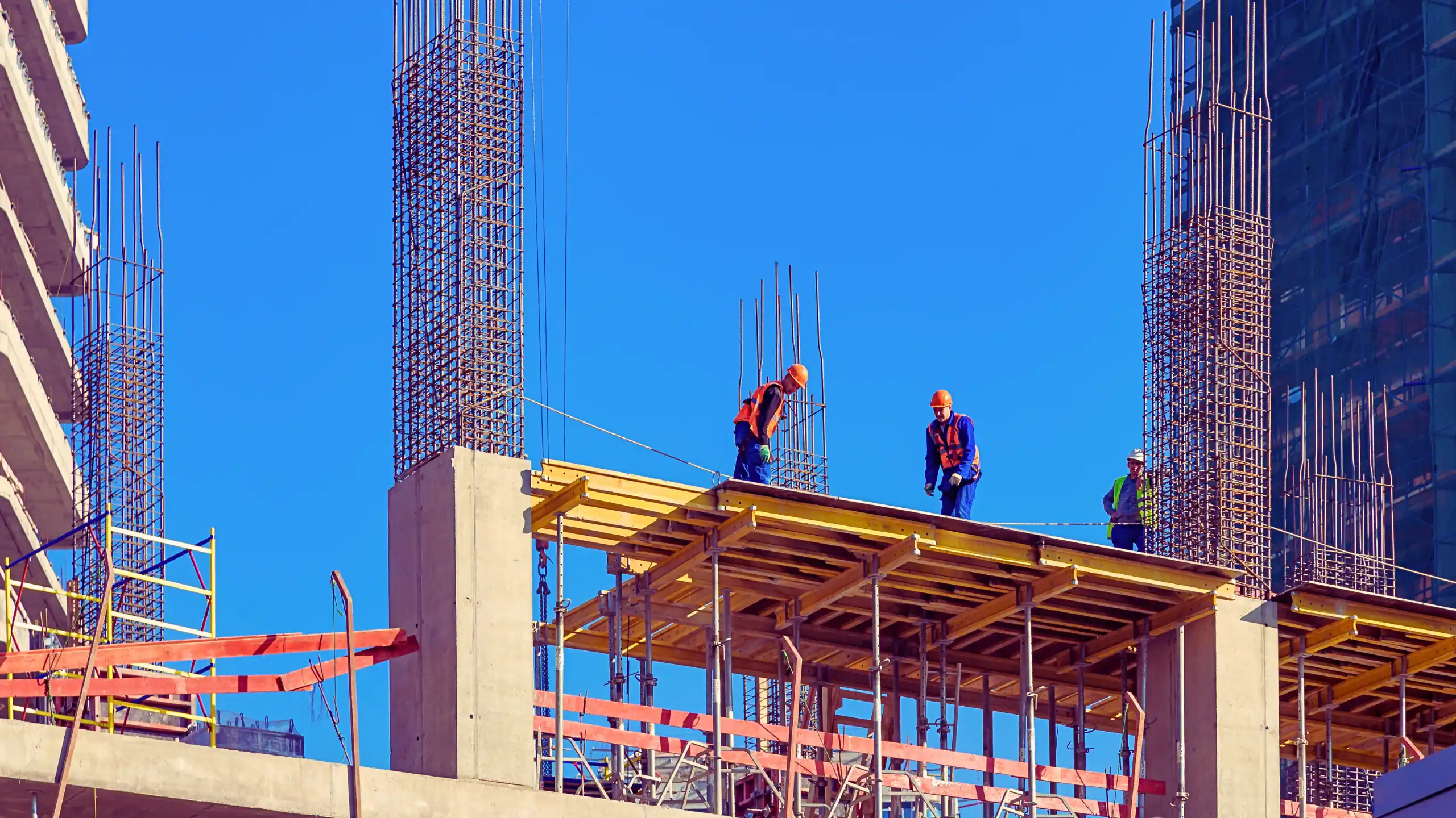 Why Are New York's Labor Laws So Important 1 Construction workers working on a high building.